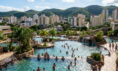 Com águas termais milenares que ultrapassam 50 °C, essa cidade encanta com piscinas naturais cristalinas e propriedades terapêuticas em meio à natureza protegida
