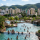 Com águas termais milenares que ultrapassam 50 °C, essa cidade encanta com piscinas naturais cristalinas e propriedades terapêuticas em meio à natureza protegida