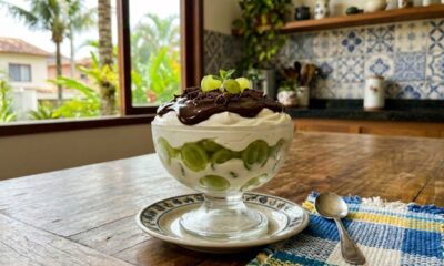 Misture uvas verdes, creme e chocolate e faça uma sobremesa gelada super cremosa e bonita para a família