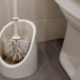 Nem produto forte resolve: a escova velha pode estar sabotando a limpeza do vaso sanitário
