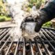 Esfregar gelo na grelha antes de fazer churrasco: para que serve e por que cada vez mais pessoas estão fazendo isso