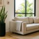 Decoração minimalista ganha vida com espada-de-são-jorge em vaso alto e deixa o ambiente mais elegante