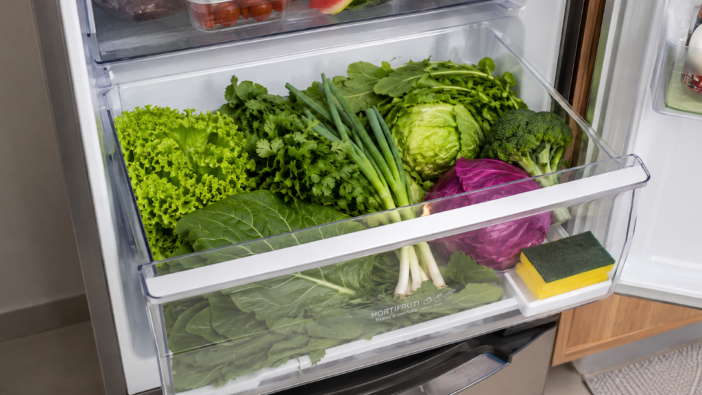 A esponja ajuda absorvendo o excesso de umidade gerado pelos legumes e verduras