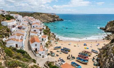 Esquece a Grécia ou Itália: esta vila à beira da praia é um paraíso desconhecido de muitos portugueses