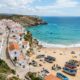 Esquece a Grécia ou Itália: esta vila à beira da praia é um paraíso desconhecido de muitos portugueses