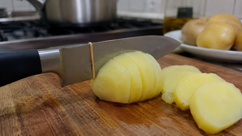 O truque do elástico na faca que facilita cortes e evita aquela bagunça chata na cozinha