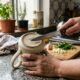 A maneira mais simples de afiar facas: uma ferramenta que todos têm na cozinha e que pode substituir o afiador