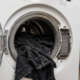 O erro comum na lavagem que espalha fiapos nas roupas e quase ninguém percebe no dia a dia