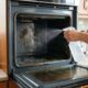 Borrifar vinagre no forno antes de limpá-lo: o que faz e por que é recomendado