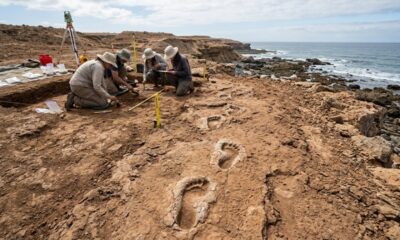 Arqueólogos encontraram pegadas humanas de 115 mil anos em locais onde não deveriam estar