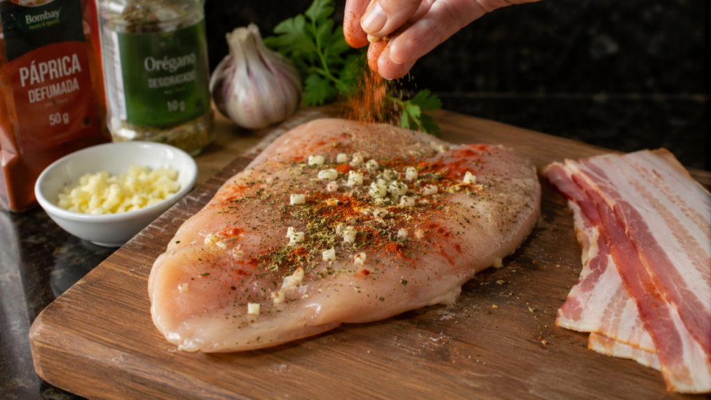 Peito de frango suculento: o truque simples que evita carne seca e muda o jantar