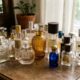 Antes de jogar fora frascos de perfume vazios, veja como reutilizá-los de forma criativa