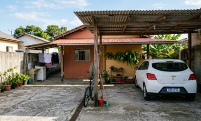 Cobertura simples para garagem protege o carro do sol forte e da chuva