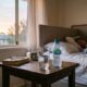 Deixar um copo com água perto da cama: para que serve e por que tantas pessoas fazem isso antes de dormir