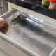 Papel alumínio na gaveta da cozinha: o detalhe simples que evita sujeira, umidade e manchas