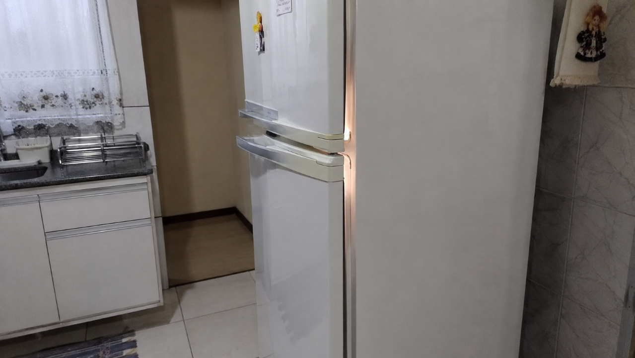 O pequeno vão na porta da geladeira que faz o motor trabalhar mais e quase ninguém percebe
