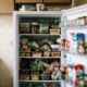 O hábito comum que faz a geladeira trabalhar mais e ainda encurta a vida útil do aparelho