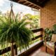 Plantas suspensas na varanda deixam o cantinho com cara de refúgio, e a samambaia é uma das favoritas