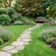 Jardim simples ganha charme com caminho de pedras e visual mais organizado