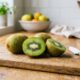 Benefícios do kiwi vão além do tamanho pequeno e surpreendem muita gente