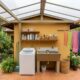 Como fazer uma lavanderia externa com cobertura leve e proteger roupas e produtos da chuva