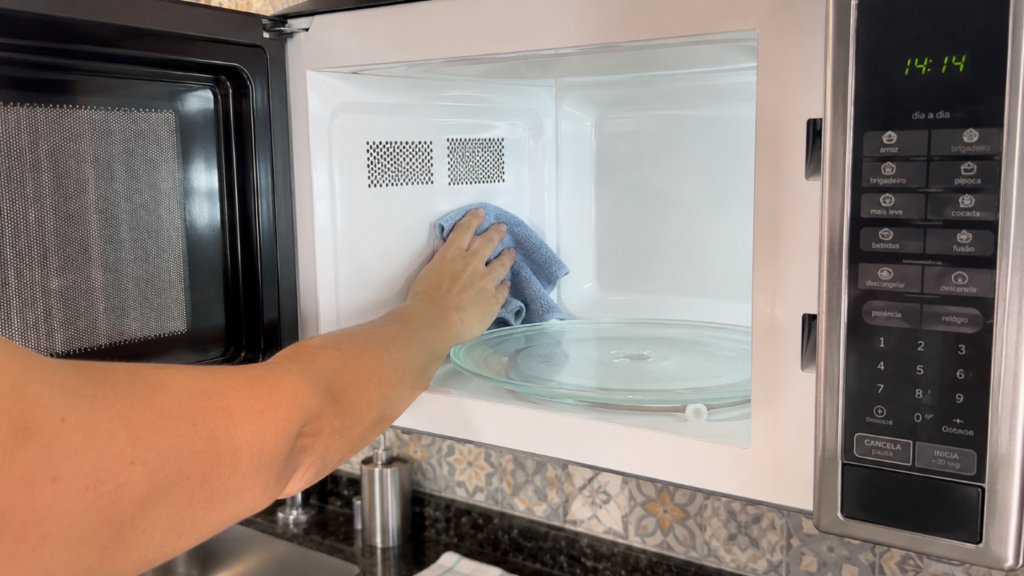 O truque do limão no micro-ondas que amolece a sujeira e deixa a limpeza muito mais fácil