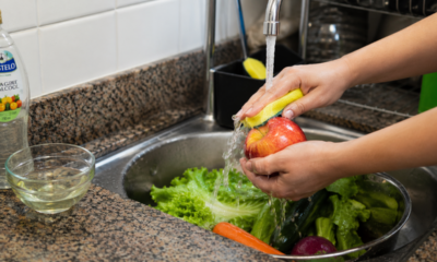 O erro comum ao lavar frutas e verduras que faz o vinagre parecer mais eficiente do que é