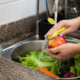 O erro comum ao lavar frutas e verduras que faz o vinagre parecer mais eficiente do que é