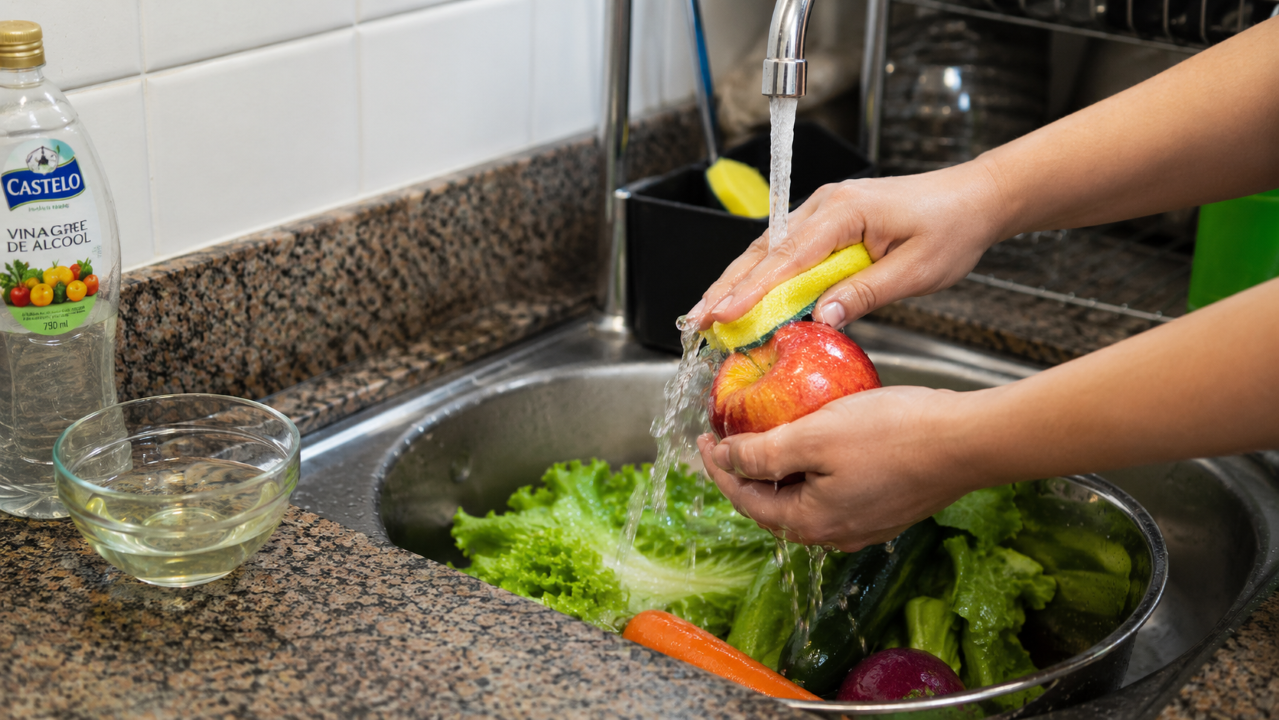 O erro comum ao lavar frutas e verduras que faz o vinagre parecer mais eficiente do que é