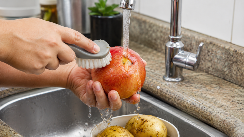 O erro comum ao lavar frutas e verduras que faz o vinagre parecer mais eficiente do que é