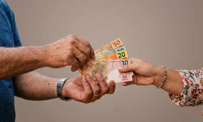 Esses signos podem ter ajuda financeira chegando de forma inesperada em breve