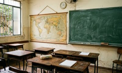 Coisas da escola antiga como o mapa na parede despertam nostalgia da infância