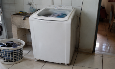 Máquina de lavar pulando pela lavanderia não é normal: veja os sinais que pedem reparo