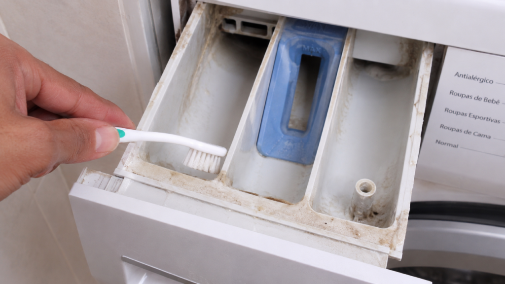A máquina de lavar não está velha: o odor pode vir de um detalhe esquecido depois de cada ciclo