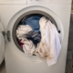 Roupas sujas depois da lavagem? A culpa pode estar no jeito de carregar a máquina