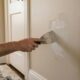 Como fazer massa para pequenos reparos em casa e corrigir buracos, falhas e cantos danificados