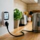 Esse dispositivo de energia mostra quais aparelhos pesam mais na conta de luz da casa