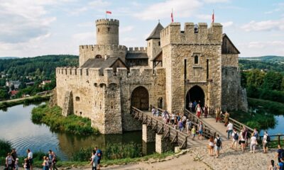 Castelo medieval reconstruído após séculos volta a receber turistas na Polônia