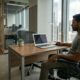 Pessoas que preferem ficar sozinhas no trabalho costumam ter esses traços, segundo a psicologia