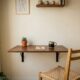 Como fazer mesa dobrável e deixar casa pequena mais prática sem ocupar circulação