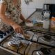 Misturar bicarbonato de sódio com detergente de coco: para que serve e por que essa receita remove gordura tão rápido