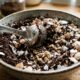 Misturar borra de café com casca de ovo: para que serve e por que jardineiros usam toda semana