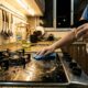 Misturar vinagre com detergente líquido: para que serve e por que é recomendado para limpar gordura na cozinha