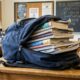 Mochila pesada de livros lembra uma infância escolar cheia de cadernos e esforço