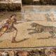 Mosaico raro revela possível mulher lutando contra leopardo em arena romana