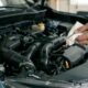 O método no tanque que promete limpar o motor sem desmontagem cara