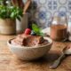 Essa mousse sem creme de leite e com poucos ingredientes fica perfeita para variar a sobremesa