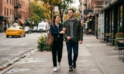 O que significa uma mulher andar segurando o braço de um homem, segundo a psicologia