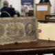 Nota falsa de 200 anos vendida em leilão: milhares de dólares em sátira