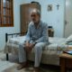 O que muitos idosos fazem à noite e que pode explicar por que acordam cansados